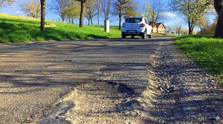 Gefährliches Hindernis oder „sinnvolle“ Bremse: Schlaglöcher und ramponierte Randbereiche an der Weikersheimer Alten Steige.