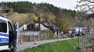 Die Kriminaltechnik ist am Donnerstagmorgen vor Ort und sichert in Bobstadt weitere Spuren. Spezialisten des Landeskriminalamtes und weitere Fachleute arbeiten am Tatort Hand in Hand.