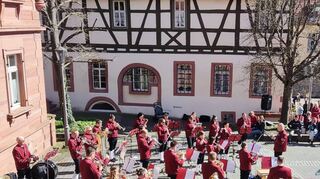 Das Oster-Platzkonzert der Musik- und Feuerwehrkapelle Königheim kam bei den Besuchern sehr gut an.