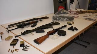 Vergleichsstücke zu den beschlagnahmten Waffen und anderes mehr präsentierte die Polizei am Donnerstag in Heilbronn.