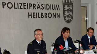 Links: In einer Pressekonferenz wurden weitere Details zum Polizeieinsatz in Bobstadt mitgeteilt. Rechts: Viele Spuren wurden am Donnerstag gesichert – auch am Stoßfänger (links vorne) dieses Polizeifahrzeuges.