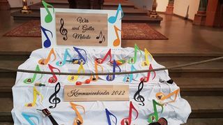 Die liebevolle Dekoration zum Erstkommunionmotto „Wir sind Gottes Melodie“ (links) haben unbekannte Täter zerstört. Trommel, Gitarre und Flöte wurden vor Ostern gestohlen (rechtes Bild).