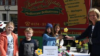 Spontan holte sich Bürgermeisterin Anette Schmidt einen Topf mit Kresse am Stand der Erstkommunionkinder und spendete für die Ukraine.