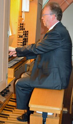 Carsten Klomp an der Rensch-Orgel: Am Samstag spielte er in der „Orgelmusik zur Marktzeit“ in der Wertheimer Stiftskirche.