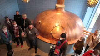 Der seit 100 Jahren bestehende TSV Jahn Kreuzwertheim veranstaltete gemeinsam mit der örtlichen Spessart-Brauerei zum „Tag des Bieres“ ein Hoffest. Dabei gab es auch Führungen durch die Produktion und Abfüllung der Brauerei.