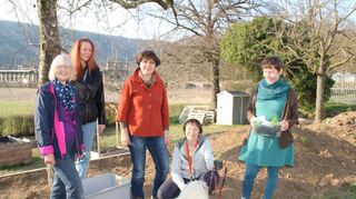 Zur „ZAMwachsen“-Truppe gehören neben Organisatorin Angela Müller (Mitte), Schulleiterin Martina Kuhn (mit Schulhund) und Ursula Popp (hier nicht abgebildet) auch Gabriele Heyder (rechts) sowie Isolde und Anne-Kathrin Bock (links).
