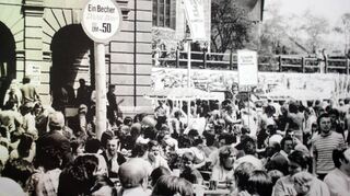 Der Buchener Marktplatz wurde zum Biergarten. Die Halbe kostete 50 Pfennige.
