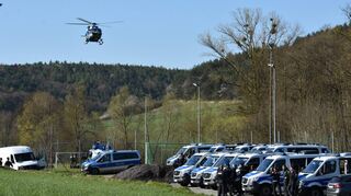 Ein großes Polizeiaufgebot war nach den Schüssen auf mehrere Beamte am 20. April rund um Bobstadt zusammengezogen worden.