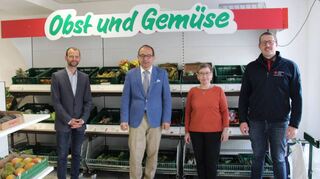 Über die Eröffnung des DRK-Lebensmittelladens freuen sich Adelsheims Bürgermeister Wolfram Bernhardt, DRK-Präsident und Bürgermeister der Stadt Buchen Roland Burger, Tatjana Maul vom Laden-Team sowie DRK-Kreisgeschäftsführer Steffen Horvath.