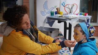 Das Kinderschminken war eine Attraktion des Basars. Auch ein syrischer Karikaturist beteiligte sich an der Aktion.