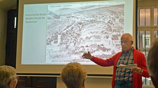 Er kennt sich aus in Weikersheim: Werner Hanker vermittelte kompakte und griffiges Wissen zu bekannten und unbekannten Orten.