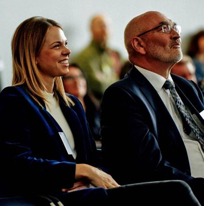 Theresa Olkus auf der VDP-Weinbörse in Mainz zusammen mit Klaus Schneider, dem Präsidenten des Deutschen Weinbauverbandes.