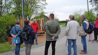 Start- und Endpunkt des Marspfad-Rundwegs ist das sogenannte Sofa bei Neusass in der Kurve des Mühlwegs. Rund 20 Teilnehmer begaben sich am Sonntag auf die erste Wanderung.