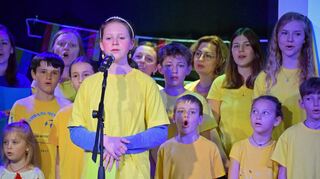 Gesang als Geschenk für die Gäste: Ein Chor aus ukrainischen Kindern, Jugendlichen und Erwachsenen packte beim Helferfest im Kult in Niederstetten seinen Dank für die Hilfsbereitschaft der Niederstettener in Noten.