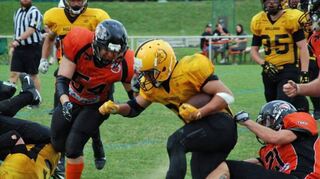 2016 kam es zum letzten Aufeinandertreffen von Bad Mergentheim und Ludwigsburg. Kommenden Samstag ist es nun wieder soweit. Im Bild stoppt die Wolfpack-Defense den gegnerischen Runningback.