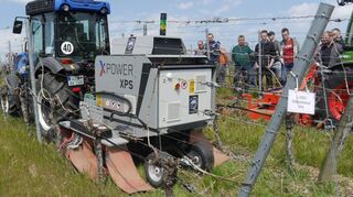 Das Gerät Zasso XPS Elektroherb bekämpft Beikräuter mittels Hochspannung: Es gehörte zu den 17 verschiedenen Maschinen, die sich rund 250 Winzer in Beckstein vorführen ließen.