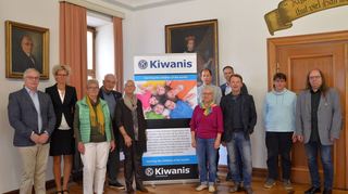 Beim Friedensbasar des Kiwanis-Clubs Buchen-Walldürn kamen über 13 500 Euro für aus der Ukraine geflüchtete Kinder zusammen. Das Bild zeigt die Großspender gemeinsam mit Club-Präsidentin Eva Böhrer (Dritte von links) und Veranstaltungsleiter Bernhard Conrad (rechts).