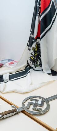 Ein Bajonett mit Hakenkreuz sowie eine Reichsflagge wurden beim Polizeieinsatz in Bobstadt sichergestellt.