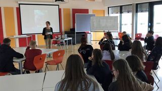 Die Schüler der Schule am Limes in Osterburken lauschten der Geschichte von Autorin Uta Reichardt.