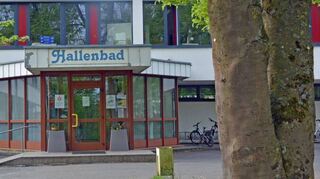 Eingehaust in den Altbau des Gymnasiums ist das Weikersheimer Hallenbad. Jetzt muss u.a. die Tragfähigkeit des Dachs gecheckt werden.