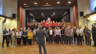 Die Chöre des Gesangvereins Hardheim und des Männergesangvereins Gerichtstetten sangen zum Abschluss des Wahlabends in der Erftalhalle – umrahmt von den Musikkapellen aus Schweinberg und Bretzingen – das Badnerlied.