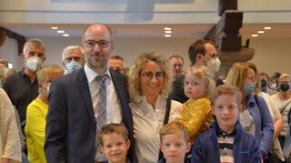 Familienfoto nach der Ergebnisverkündung: der neue Hardheimer Bürgermeister Stefan Grimm mit seiner Frau Jessica und den vier Kindern.