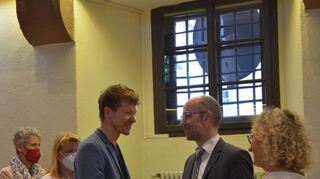 Viele nutzen im Anschluss noch die Gelegenheit, dem neuen Bürgermeister zu gratulieren. Darunter auch Steven Bundschuh, Schulleiter des Walter-Hohmann-Schulverbunds.