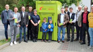 Jeder Tropfen zählt – das finden auch die Vertreter der Gemeinde Dörzbach, der örtlichen Feuerwehr und des Edeka-Marktes Geiger: (von links) Christian Hilbert, Projektleiter der Firma „Jeder Tropfen zählt“, Bürgermeister Andy Kümmerle, Sebastian Damm, Geschäftsführer der Abfallwirtschaft Hohenlohekreis, Initiator Roland Weissert, Geschäftsführer der EDi Energie-Direkt Hohenlohe GmbH sowie Andreas Reise von Veolia (Sechster von rechts).