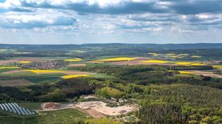 Nahe des Heegwalds (hier mit der Kreismülldeponie) sollen Windräder errichtet werden. Links auf dem Bild Sonderriet.