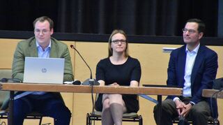 Ludwig zu Löwenstein vom Kreuzwertheimer Fürstenhaus sowie Mariella Schubert vom Ingenieurbüro Plan PSW und Camillo Khadjavi, Geschäftsführer der Investorengesellschaft Reventon, bei der Vorstellung der „Projektidee“..