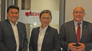 Auf Antrittsbesuch: Prof. Dr. Martina Klärle mit dem Leiter des Campus’ Bad Mergentheim Prof. Dr. Seon-Su Kim und dem Bad Mergentheimer Oberbürgermeister Udo Glatthaar.
