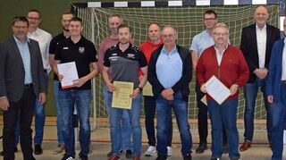 Beim SV Schlierstadt wurden Mitglieder geehrt. Das Bild zeigt in der hinteren Reihe von links Martin Herkert, Michael Kulike, Mike Holderbach, Heiko Seibold, Marco Baier, Bernhard Behler, Holger Ebel, in der vorderen Reihe von links Jürgen Breitinger, Luis Baier, Jochen Hügel, Harald Wallmann, German Loser, Horst Saling, Mike Zöller und Bürgermeister Jürgen Galm.