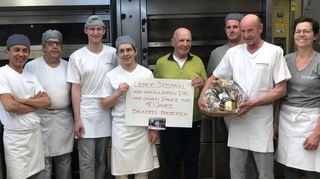 Chefin Monika Berberich (rechts) und Senior-Chef Josef Berberich (Vierter von rechts) sowie die Mitarbeiter gratulieren Stefan Krank (Zweiter von rechts) zum Dienstjubiläum.