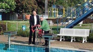 Die Einteilung des Schwimmerbeckens in Bahnen soll auf Wunsch der Badegäste im Freibad „In den Christwiesen“ beibehalten werden. Der Geschäftsführer der Bädergesellschaft Wertheim, Thomas Beier (links) und Schwimmmeister Ingo Ortel sind froh über diese Entscheidung.