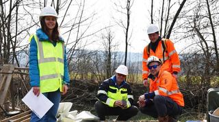 Fein säuberlich aufgereiht liegen die Bohrkerne im Holzkasten, die Dr. Christoph Prager (Zweiter von links) und Sanel Cerimagic (rechts) zusammen mit Julia Krieg von Transnet BW begutachten.