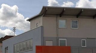 An der Hauswand des ehemaligen Textilgeschäfts NKD will ein Bauherr eine beleuchtete Werbetafel errichten. Der Technische Ausschuss der Gemeinde Hardheim lehnte diesen Antrag jedoch ab.