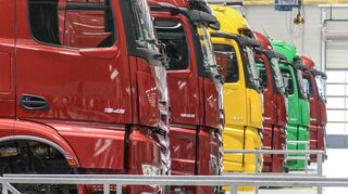 In einer Reihe: Neue Lastwagen in Wörth, dem weltgrößten Montagewerk von Mercedes-Benz.