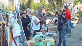 Auf zahlreichen Höfen und an rund 80 Ständen können die Besucher des Dorf-Flohmarkts in Dietenhan am Samstag bis in die Abendstunden stöbern.