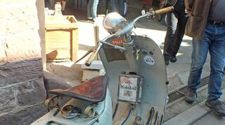 So manches Schätzchen wartet in Dietenhan auf einen neuen Besitzer, wie dieses Moped im Jahr 2016.