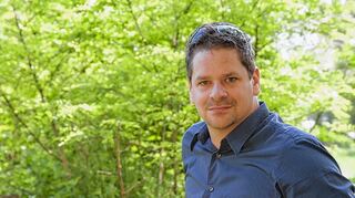 <p>Sascha Edelmann lebt seit einem Jahr in Großrinderfeld. Der Heilpraktiker mit Schwerpunkt klinische Hypnose fühlt sich in der Region sehr wohl.</p>