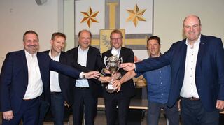 Achim Kaufmann (Zweiter von rechts) freut sich über viele treue Partner beim 15. Stadtlauf: Stadt, FN, Stadtwerk, Volksbank und AOK.