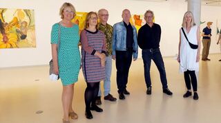 Der Kunstverein Neckar-Odenwald zeigt im Buchener Kulturforum „Vis à Vis“ Arbeiten von fünf Absolventen der Freien Akademie Essen, kuratiert von ihrem Lehrer Bernard Lokai (Zweiter von rechts). Vier der fünf Künstler hieß Kunstvereinsvorsitzender Harald Kielmann (Dritter von rechts) bei der Eröffnung der kontrastreichen Präsentation willkommen: (von links) Irmi Obermeyer, Claudia Rega, Karl-Heinz Theiss und Susanne Dela Vera.