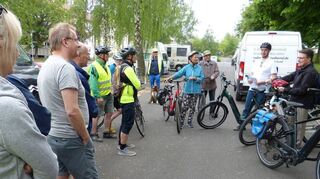 Start der Tour mit Friedlinde Gurr-Hirsch (Bild links) und zahlreichen Entscheidungsträgern aus Verwaltung, Politik und Gesellschaft der Region Heilbronn-Franken war in Lauda-Königshofen. Freudenbergs Bürgermeister Roger Henning kam mit dem Dienstrad, sehr zur Freude des Landrats Christoph Schauder (Mitte). Station machte der „Tross“ nur einmal kurz in Tauberbischofsheim auf dem Markt.