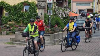 Mit dem Rad von Lauda-Königshofen durch Gamburg (Bild) bis nach Bronnbach – „pro Region“ hatte diverse Entscheidungsträger in der Region Heilbronn-Franken zu dieser Tour eingeladen.