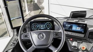 Blick in die Fahrerkabine des eActros, des Elektrolastwagens von Mercedes-Benz.