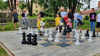 Mit großer Freude ist der neue Schachpark im Löffelstelzer Pfarrgarten jetzt in Beschlag genommen worden. Mit dabei waren auch die drei Protagonisten Rolf Weiß (hinten, Sechster von rechts), Berthold Riegel (hinten, Fünfter von rechts) und Ortsvorsteher Michael Müller (hinten, Vierter von rechts).