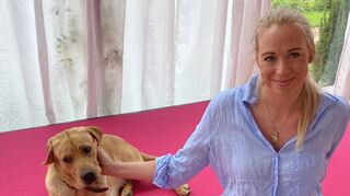 Die Lieblingsblume von Amelie Prinzessin zu Löwenstein-Wertheim-Freudenberg (hier mit Schlosshund Pumba) ist die Pfingstrose, deren Blätter meist pinkfarben sind. Dementsprechend werden auch die Örtlichkeiten im Kreuzwertheimer Schlossgarten gestaltet sein, wo am Samstagabend Hochzeit gefeiert wird.
