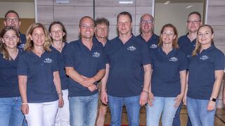 Der Vorstand des Skiclubs Elpersheim mit dem neuen Vorsitzenden Matthias Bender (Sechster von rechts), dem neuen 2. Vorsitzenden Christian Kranz (Sechster von links), Bürgermeister Nick Schuppert (links) und Ortsvorsteher Hans-Joachim Haas (rechts).