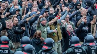 Demonstranten aus der rechten Szene gestikulieren und drohen Gegendemonstranten auf diesem Beispielbild Gewalt an. Über Rechtsextremisten und die „Reichsbürger“-Szene im Main-Tauber-Kreis sprachen die Fränkischen Nachrichten mit einem Experten – auch im Hinblick auf die großen Polizeieinsätze und die Vorfälle im April und Mai in Boxberg-Bobstadt.