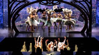 Legendär: Das Revuetheater Lido mit seiner Federn und Strass tragenden Tänzerinnen-Truppe.